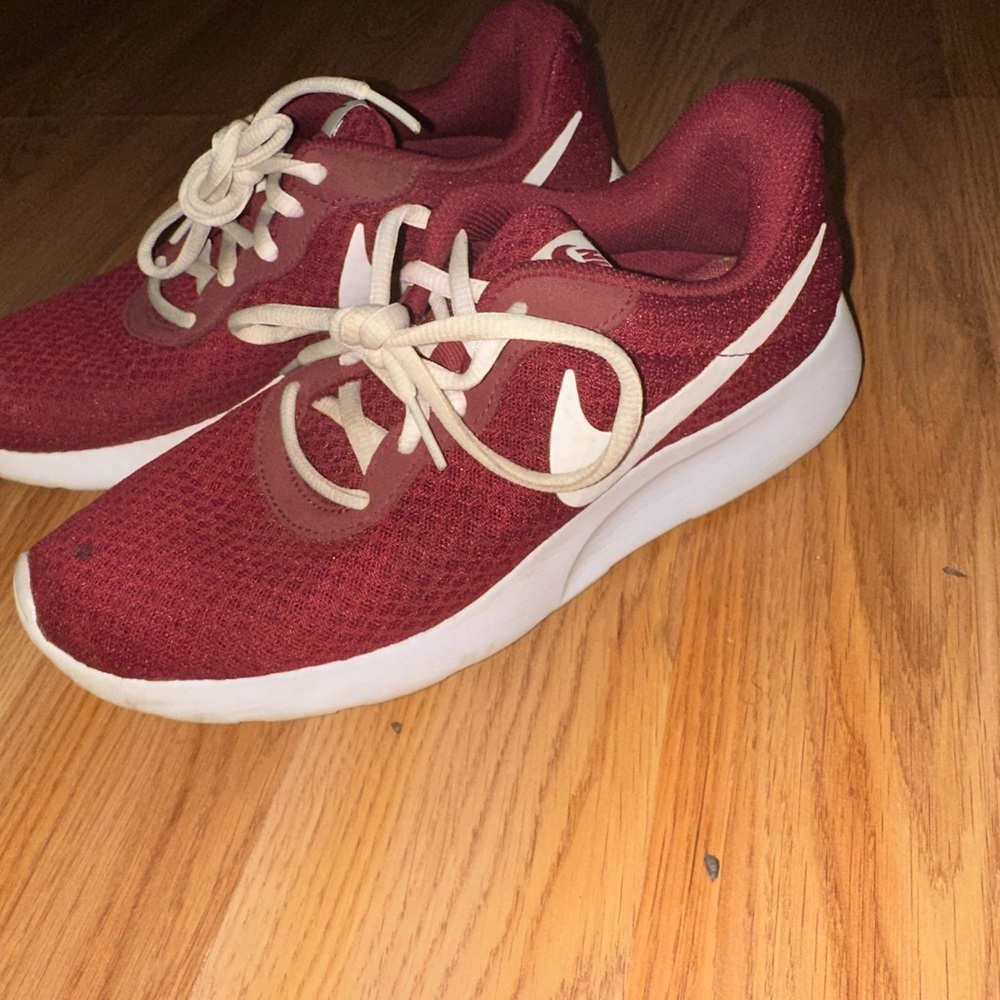 Nike Women's Roshes Sneakers Size 9